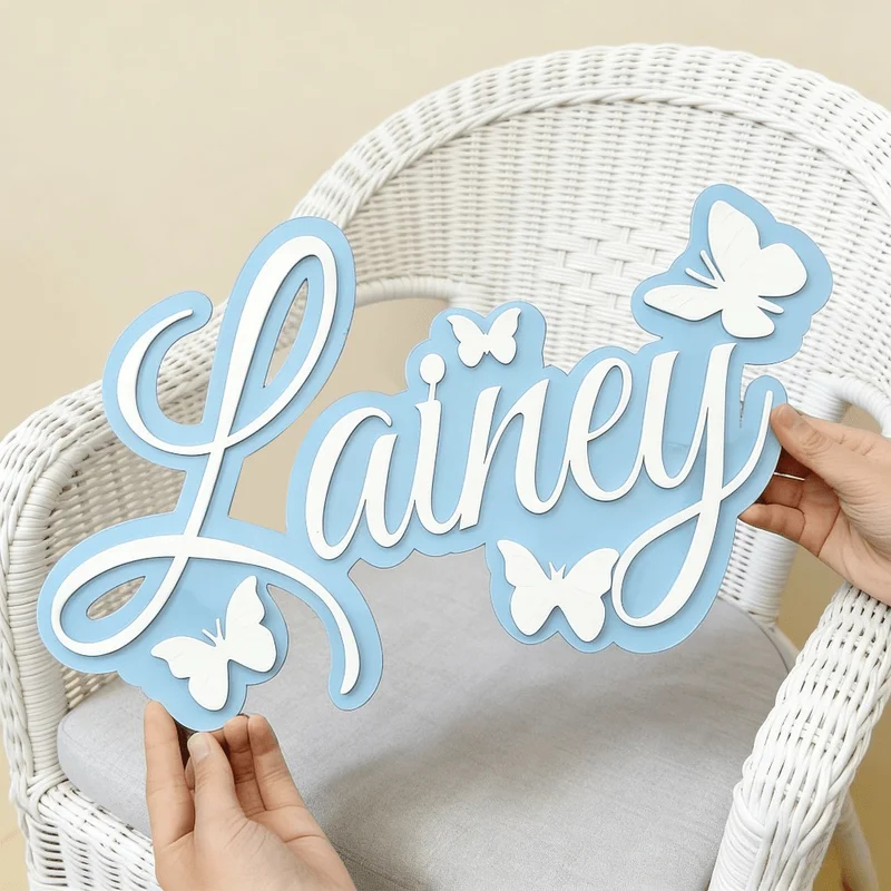 Baby Nursery Decor - ป้ายชื่อเด็กแบบส่วนตัว ดีไซน์สีฟ้าพร้อมผีเสื้อสีขาว ของตกแต่งผนังสไตล์มินิมอลสำหรับห้องเด็ก