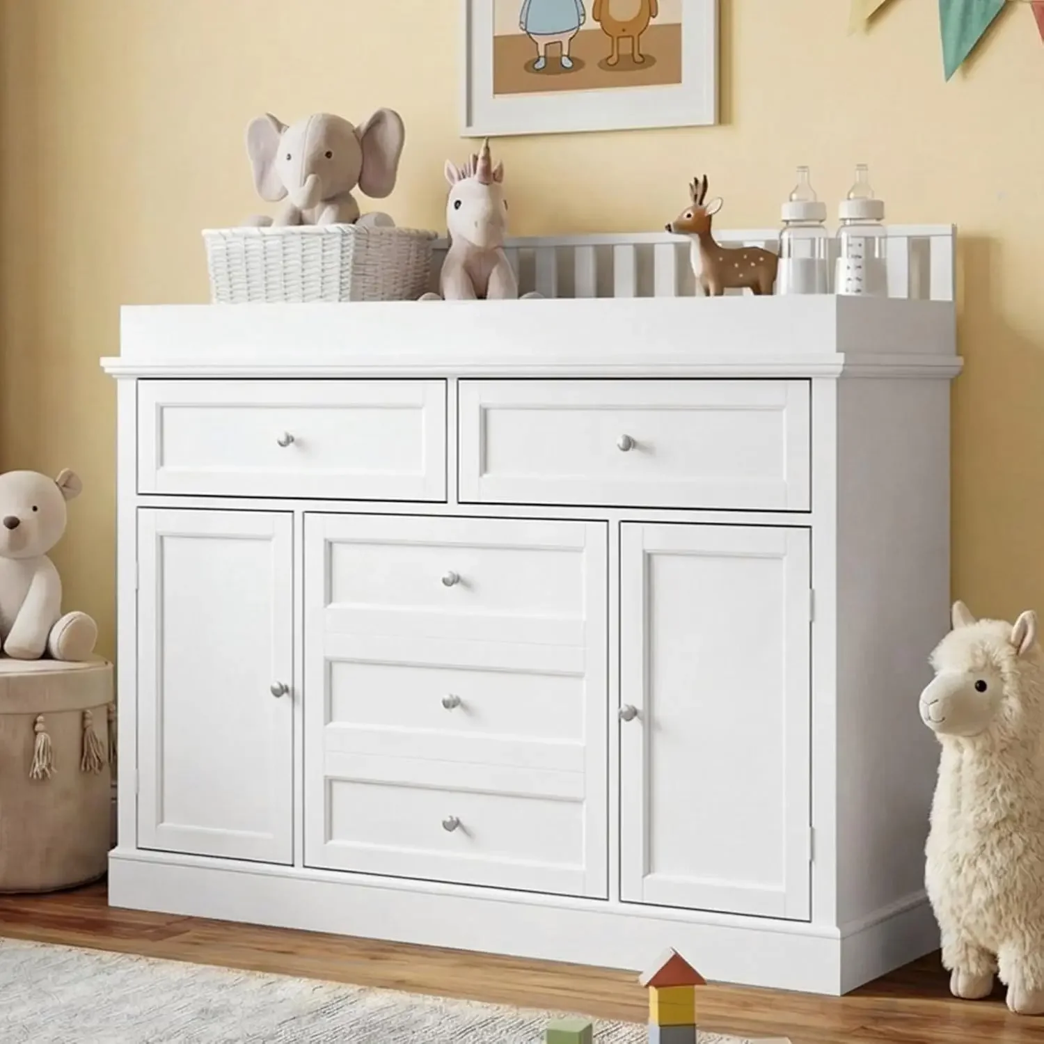 Baby Nursery Dresser Changing Table - ตู้เสื้อผ้าเด็ก 46 พร้อมท็อปโต๊ะเปลี่ยนผ้าอ้อม สีขาว มีลิ้นชักเก็บของและบานประตูสำหรับห้องเด็ก